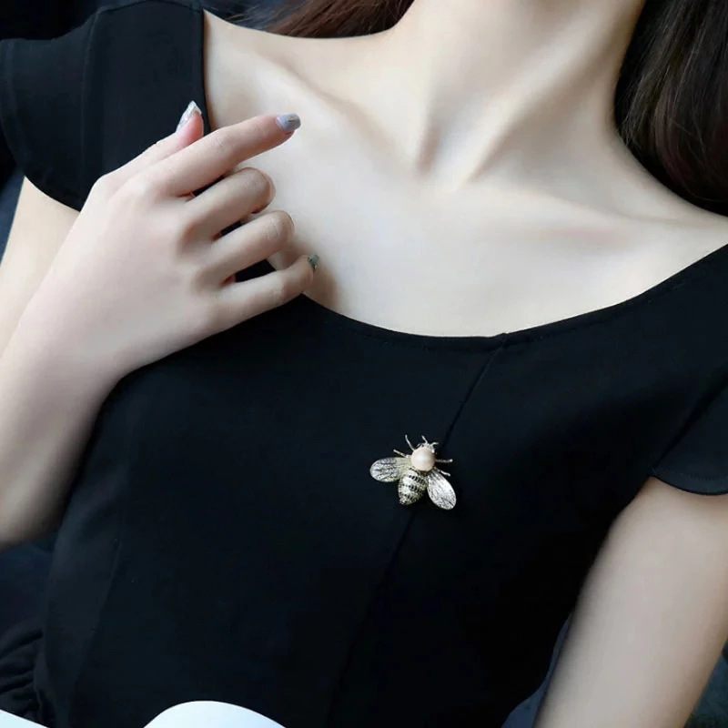 Rhinestone insect brooch Women's high-end simple clothing pin Pearl small corsage collar