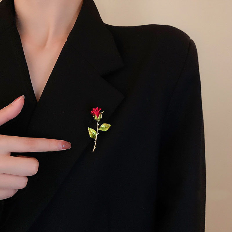 Small fragrant rose Brooch simple temperament elegant Valentine's Day corsage dress anti-exposure personality suit accessories