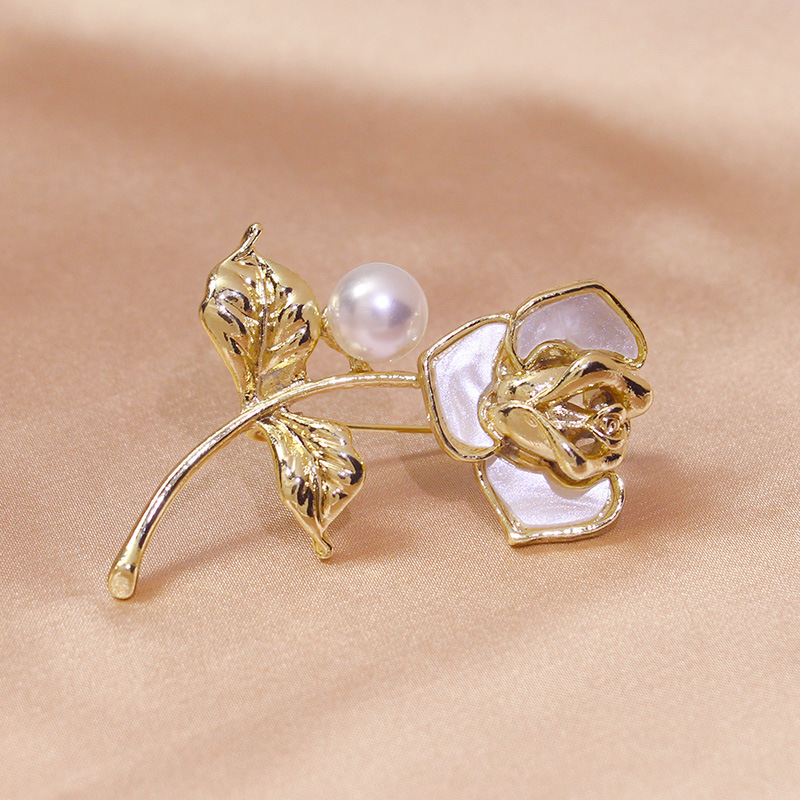 High-grade rose brooch Women's fashion high-grade delicate flower corsage pearl personality pin accessories wholesale