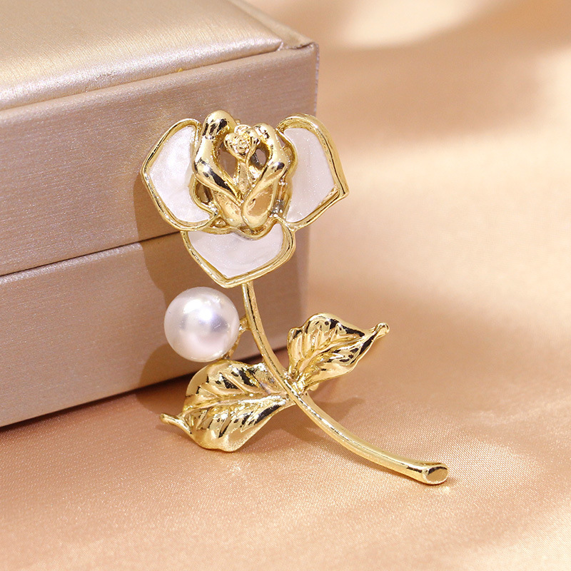 High-grade rose brooch Women's fashion high-grade delicate flower corsage pearl personality pin accessories wholesale