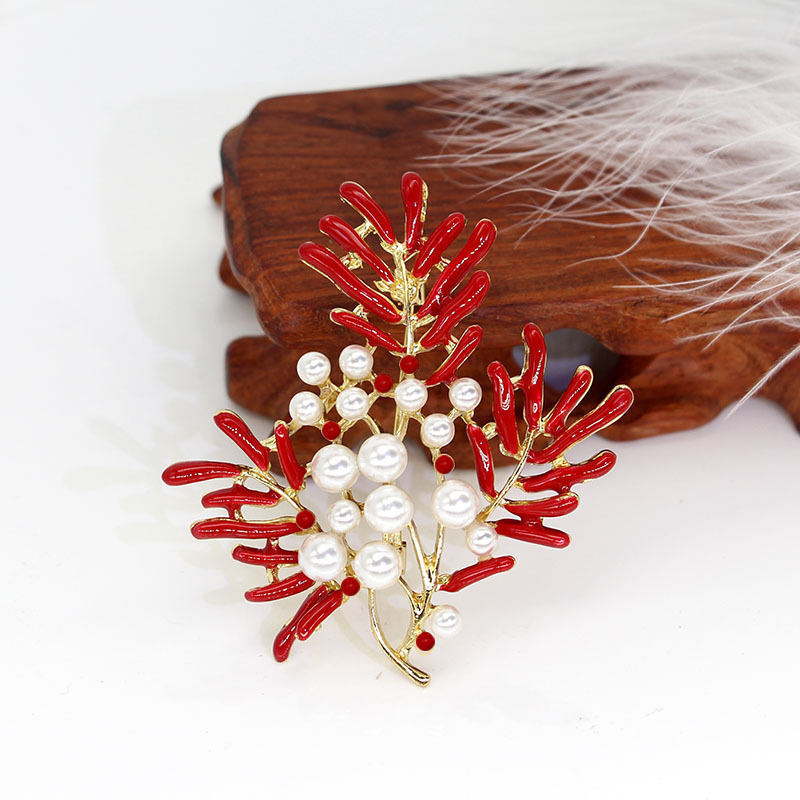 High-grade exquisite festive wedding dress brooch enamel red maple leaf pearl silk scarf coat jewelry wholesale