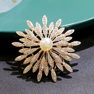 Upscale Sunflower Temperament Brooch Ladies Alloy Pearl Stylish elegant corsage sweater accessories