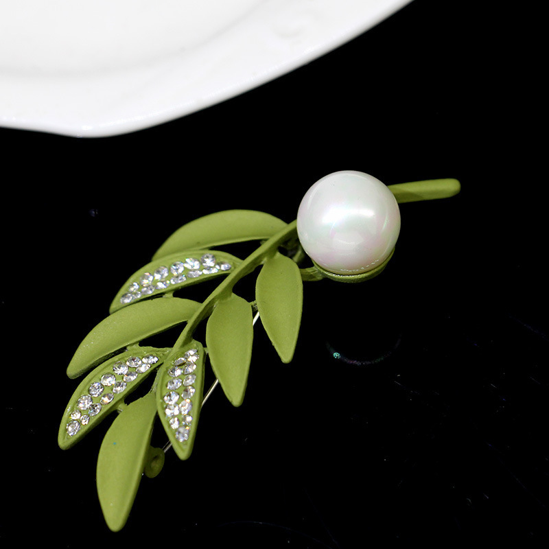 Fashion paint green leaf brooch personality magic pearl rhinestone corsage silk scarf simple