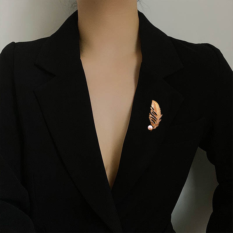 Gold Brooch Upscale women's small fragrance Year simple coat suit corsage pin accessories