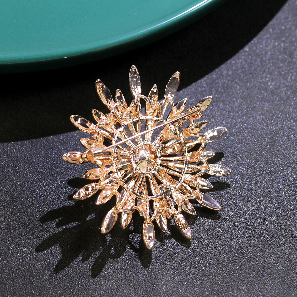 Upscale Sunflower Temperament Brooch Ladies Alloy Pearl Stylish elegant corsage sweater accessories