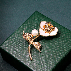 High-grade rose brooch Women's fashion high-grade delicate flower corsage pearl personality pin accessories wholesale