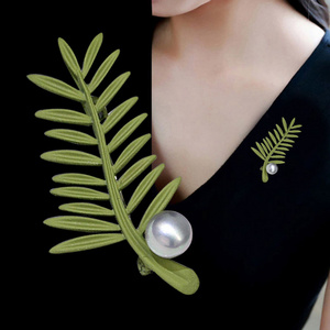 Vintage palace leaf corsage boutique fashion pearl brooch high-grade silk scarf manufacturers wholesale