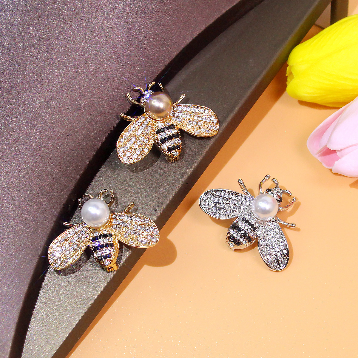 Rhinestone insect brooch Women's high-end simple clothing pin Pearl small corsage collar