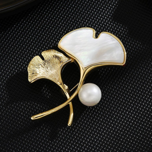 Box Ginkgo leaf Pearl Brooch Women's corsage fashion light luxury high sense pin accessories