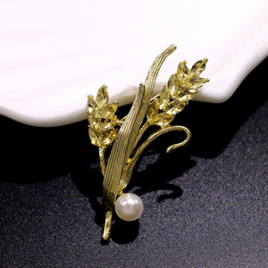 Fashion design sense pearl wheat studded with corsage upscale luxury temperament atmospheric brooch suit dec