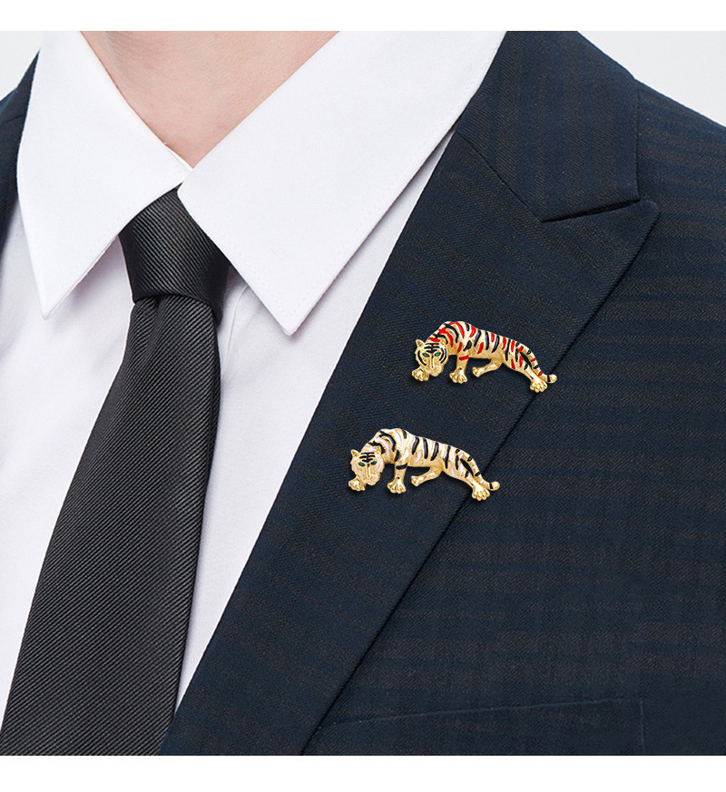 Fashion vintage hand-painted tiger brooch personality men's animal pin clothing accessories wholesale