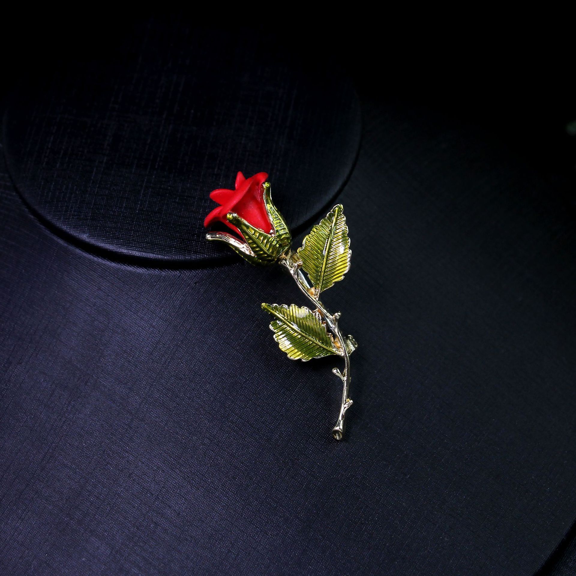 Small fragrant rose Brooch simple temperament elegant Valentine's Day corsage dress anti-exposure personality suit accessories