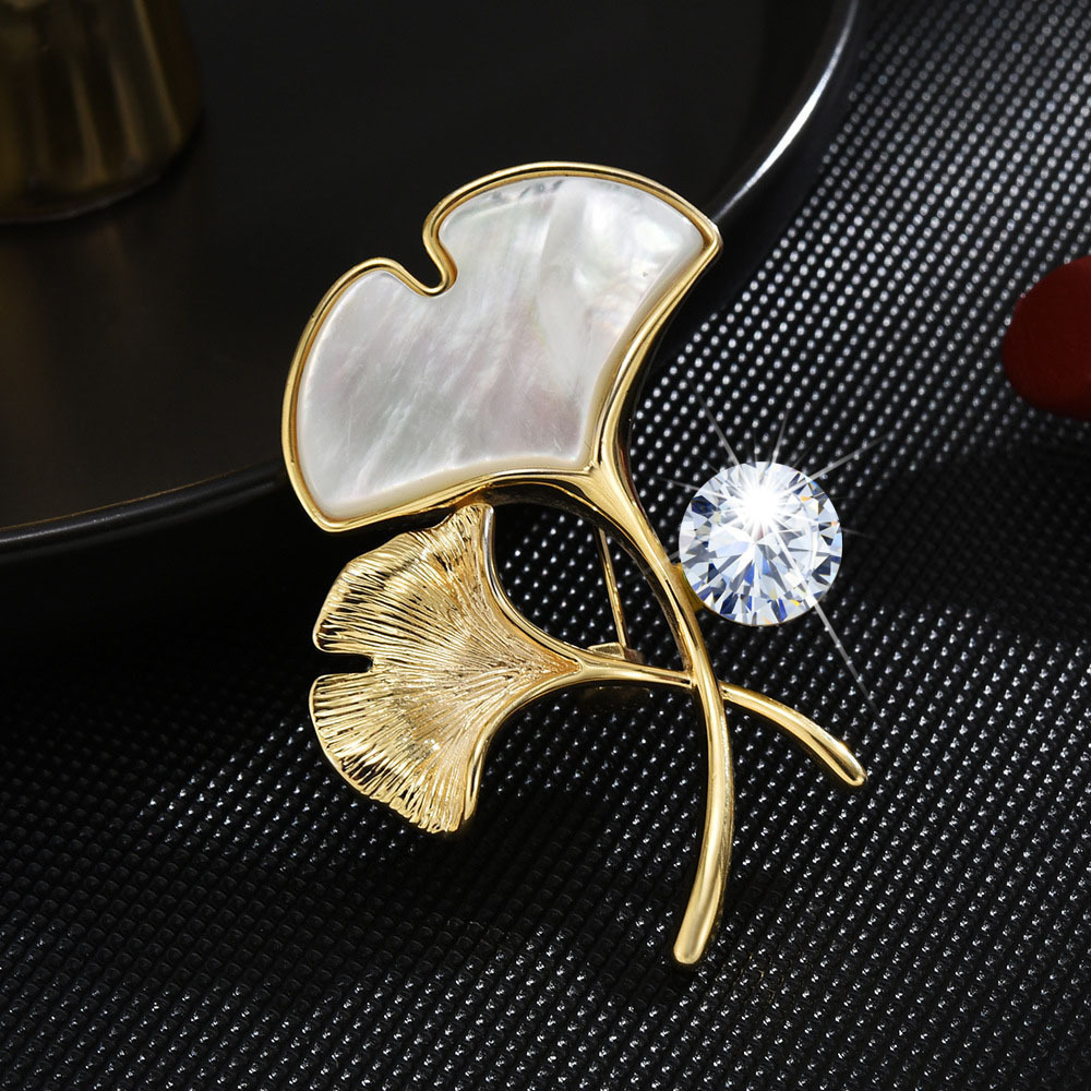 Box Ginkgo leaf Pearl Brooch Women's corsage fashion light luxury high sense pin accessories