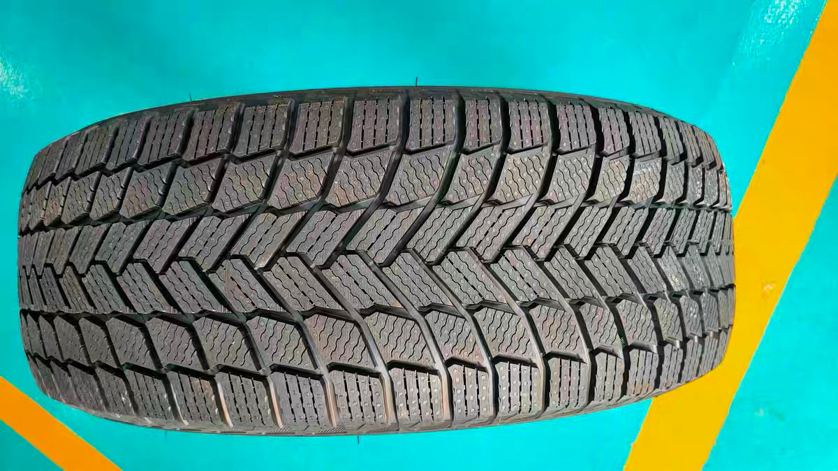 Low Price good quality 245/45/R18 Snow Available Tires