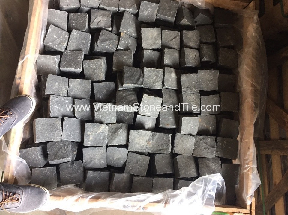 Basalt Rock Split, Vietnam Black and grey Basalt cobble (cubic)