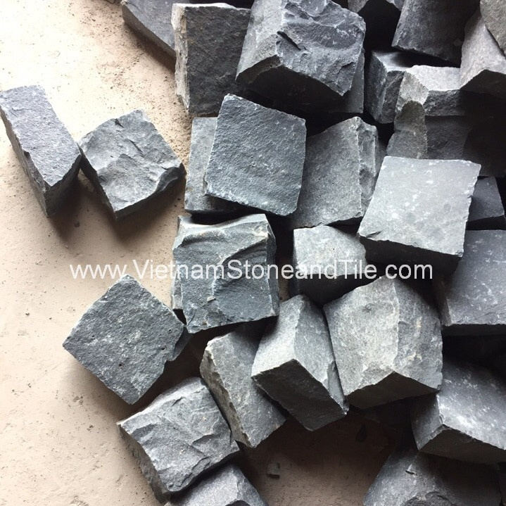 High Quality Vietnam Stock Black Basalt Cubic  Black and Grey Basalt Cobble Cubic 100x100x76mm Outdoor Pavers Natural Cobbles