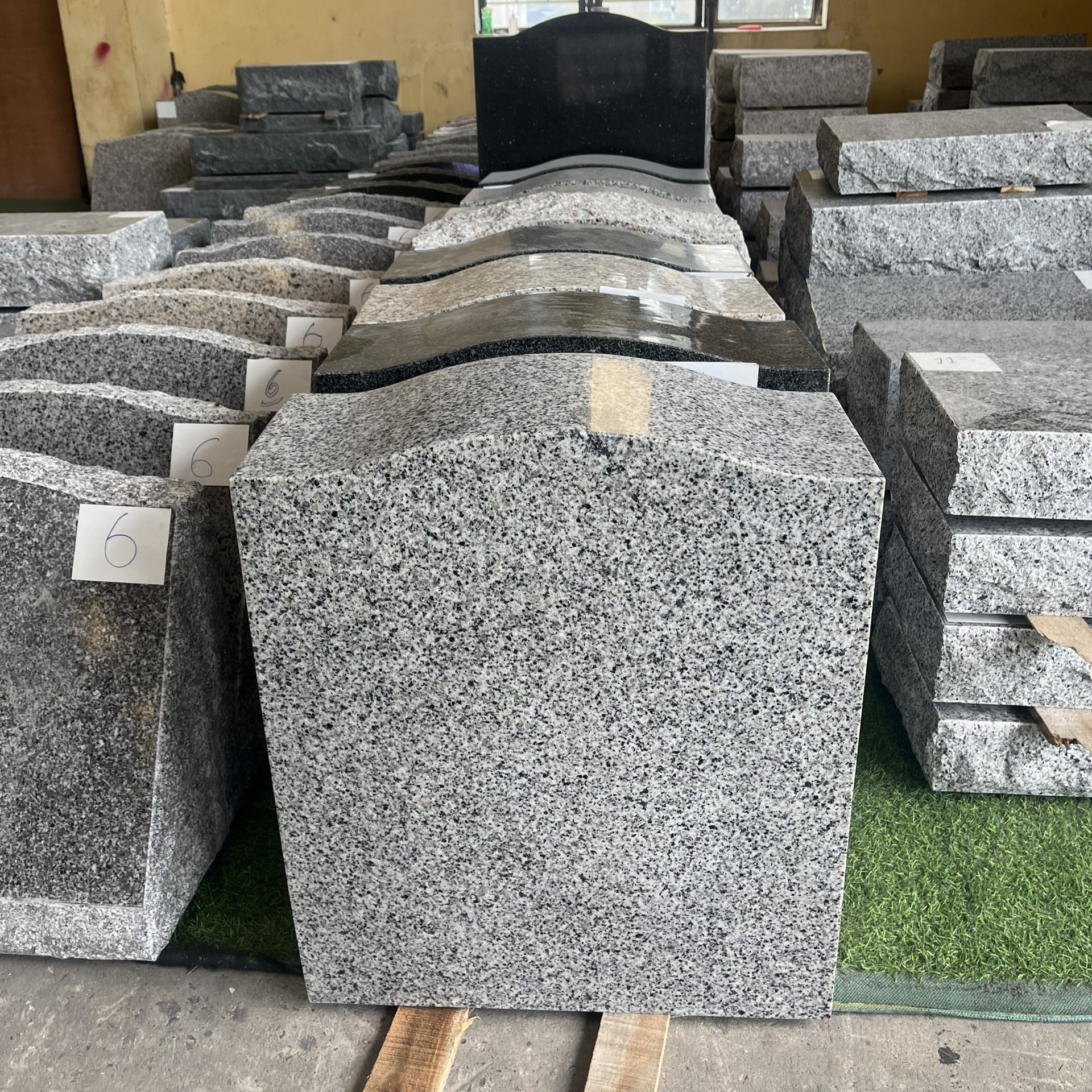 Vietnam Cheap Price Granite Monuments Tombstone Grave Stone, Tomebstone Flower Pots, USA , Romania Style