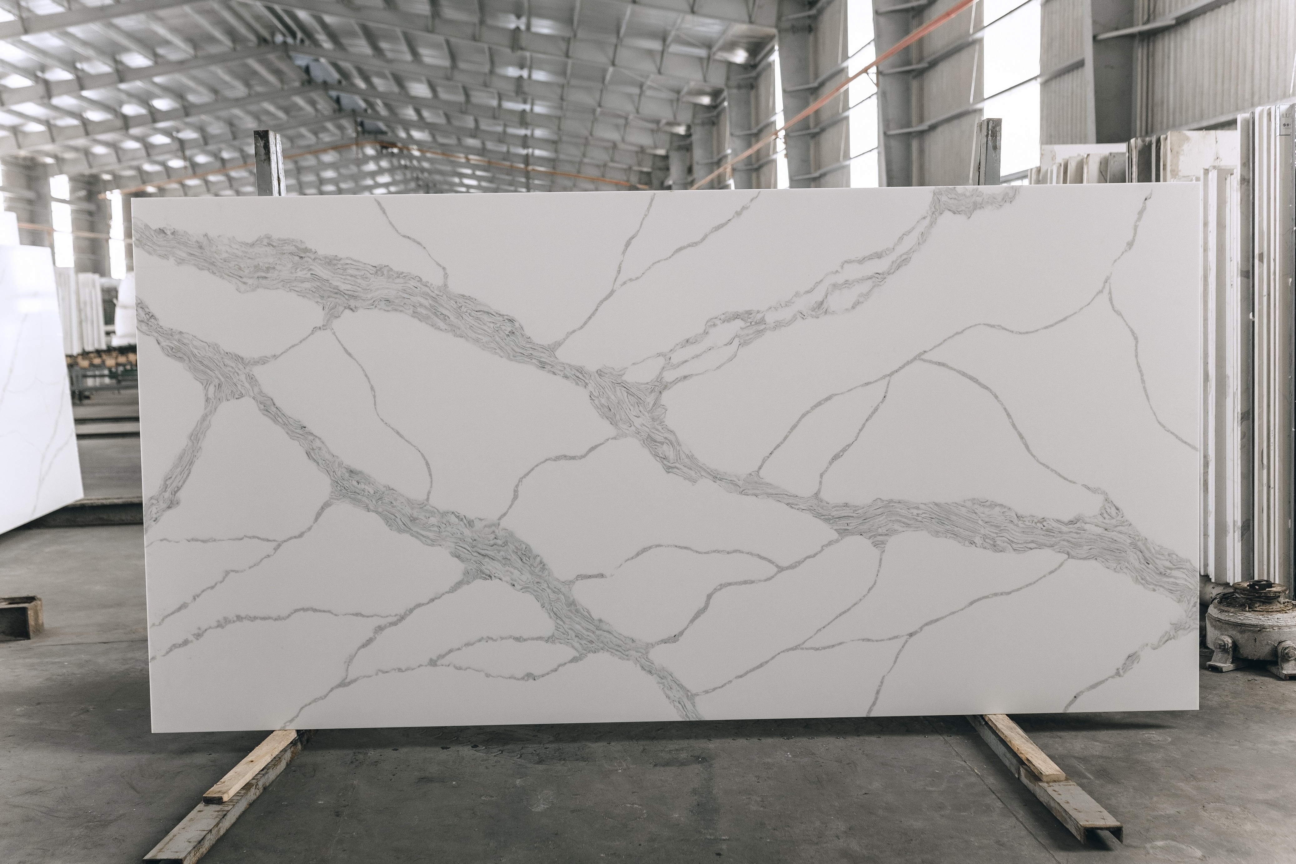 LQ-925 Calacatta Quartz Stone Kitchen White Quartz Countertop With Grey Veins Backlit Quartz Countertop Price Per Square Foot