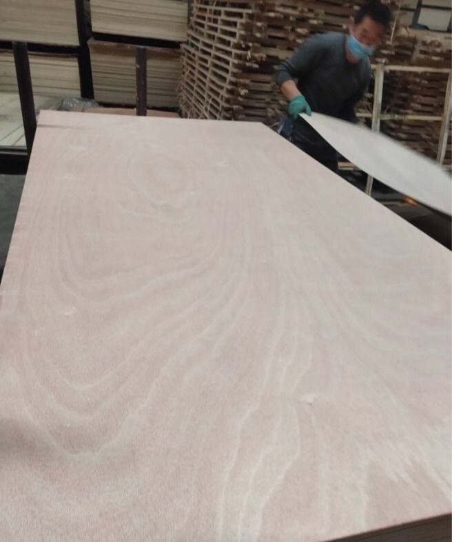 Wholesale Engineered Okoume Natural Wood Veneer White Recon Face Veneer Premium Wood For furniture Good price