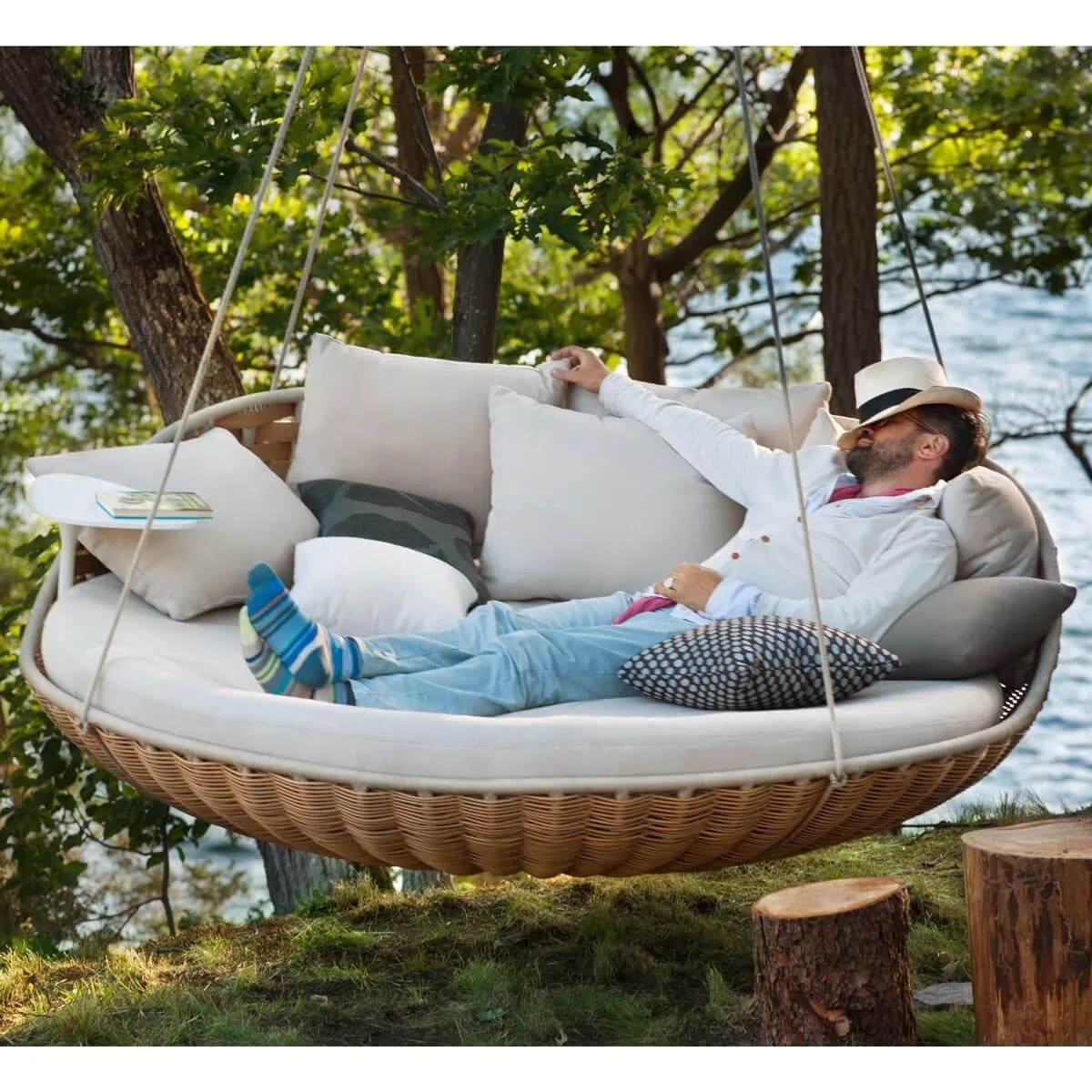 Leisure garden outdoor furniture with suspended seat modern round shaped hanging PE Rattan daybed