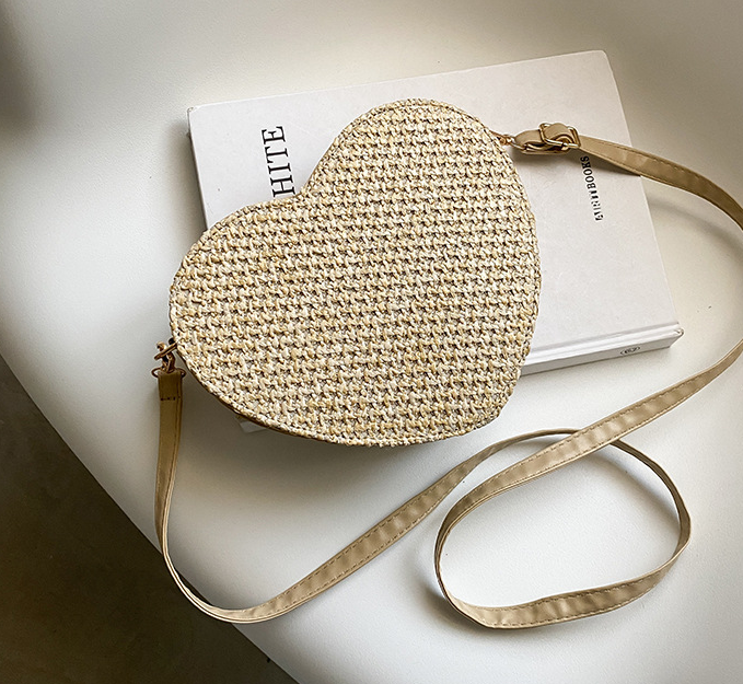 2022 wholesale heart shape straw beach bag sling bag woman, designer love lady handbag straw pouch rattan bag