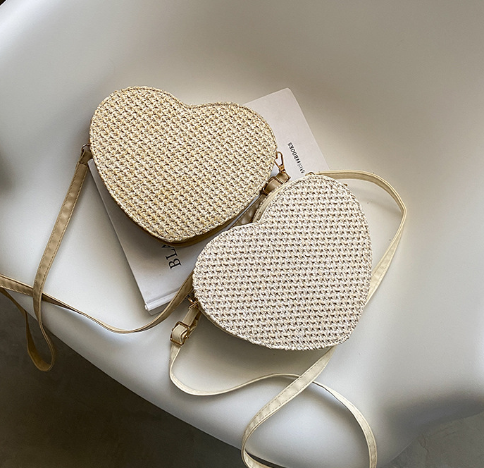 2022 wholesale heart shape straw beach bag sling bag woman, designer love lady handbag straw pouch rattan bag