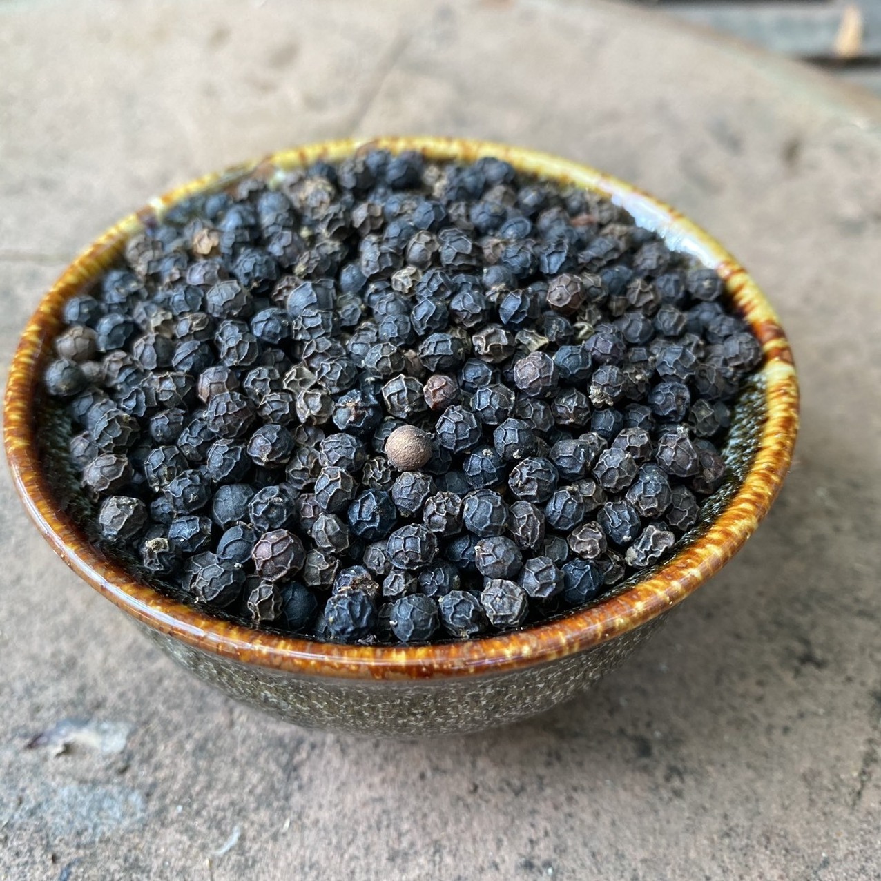 Selling  pure black pepper in bulk - Best price from Vietnamese - Drying harvesting process ensures hygiene and saf