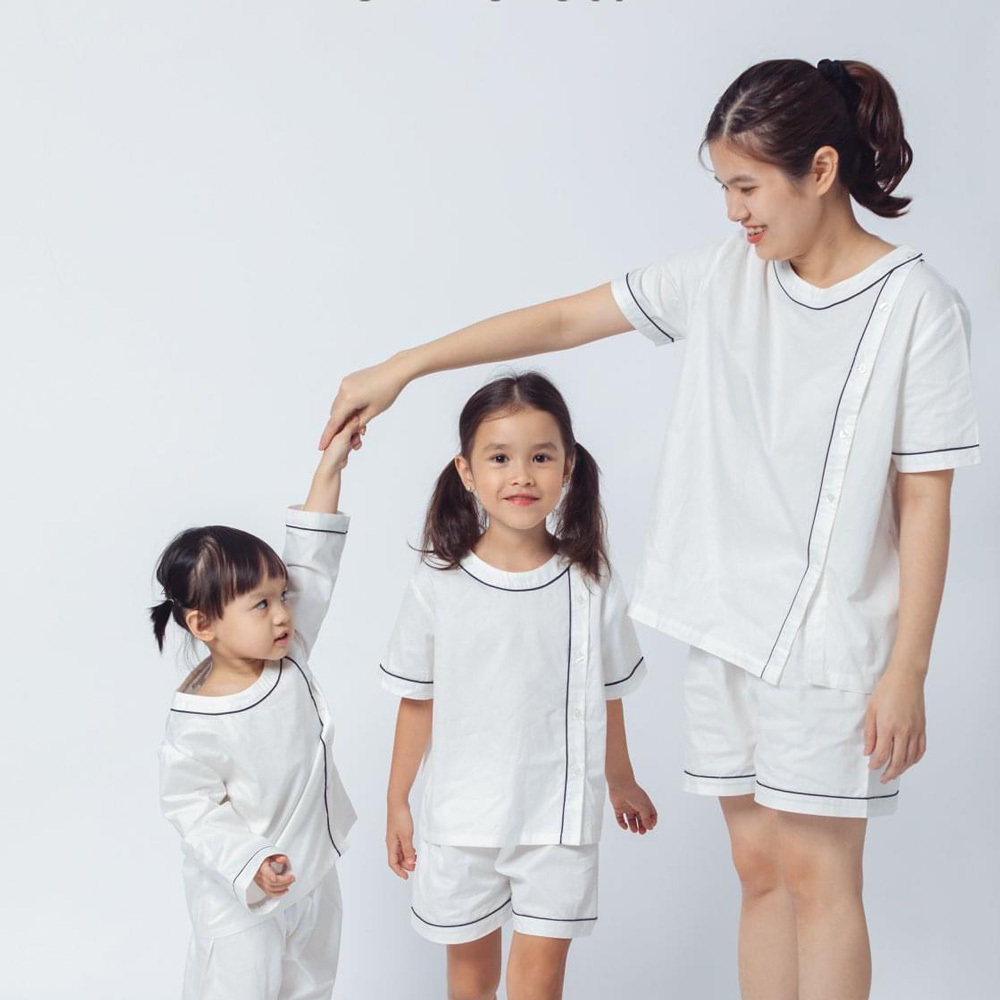 Silk Baby Girl Pyjamas Casual Clothing Set 2 Pieces  Black Line White Kid Short Sleeves Short Pants White Pajamas