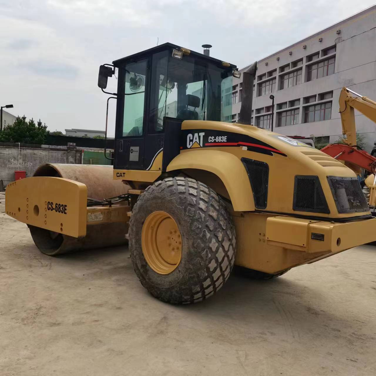 Japan Original CAT Used Mini Static Road Roller Compactor CS-683E Machine Caterpillar CS683E Vibratory Smooth Single Drum Roller