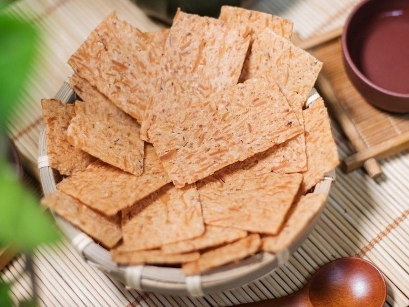 Delicious Baked coconut cracker with black sesame Biscuits Roasted Coconut mix sesame Cracker super crispy