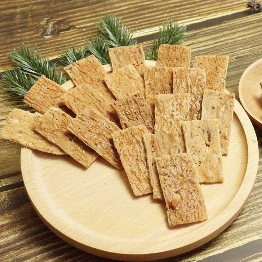 New flavour Baked coconut cracker with black sesame Biscuits Roasted Coconut mix sesame Cracker super crispy