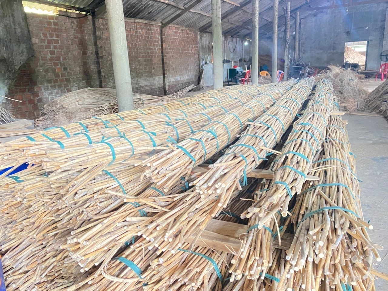 Cheap Price Natural Rattan Cane Roll Pole Wholesale For Weaving Furniture Making Baskets From Vietnam