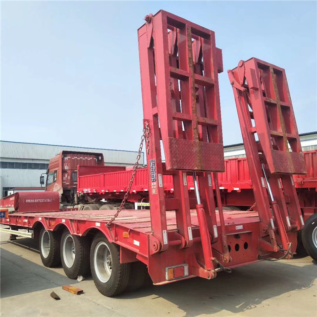 Cheap 3 Axles 60 Ton Flatbed Semi Trailer 20FT 40FT Chassis Used Container Truck For Sale