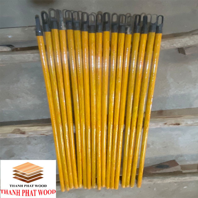 Selling Vietnam Good Price  Solid Wood  Italia Flower PVC Coasted Broom Stick size 110cm 120cm