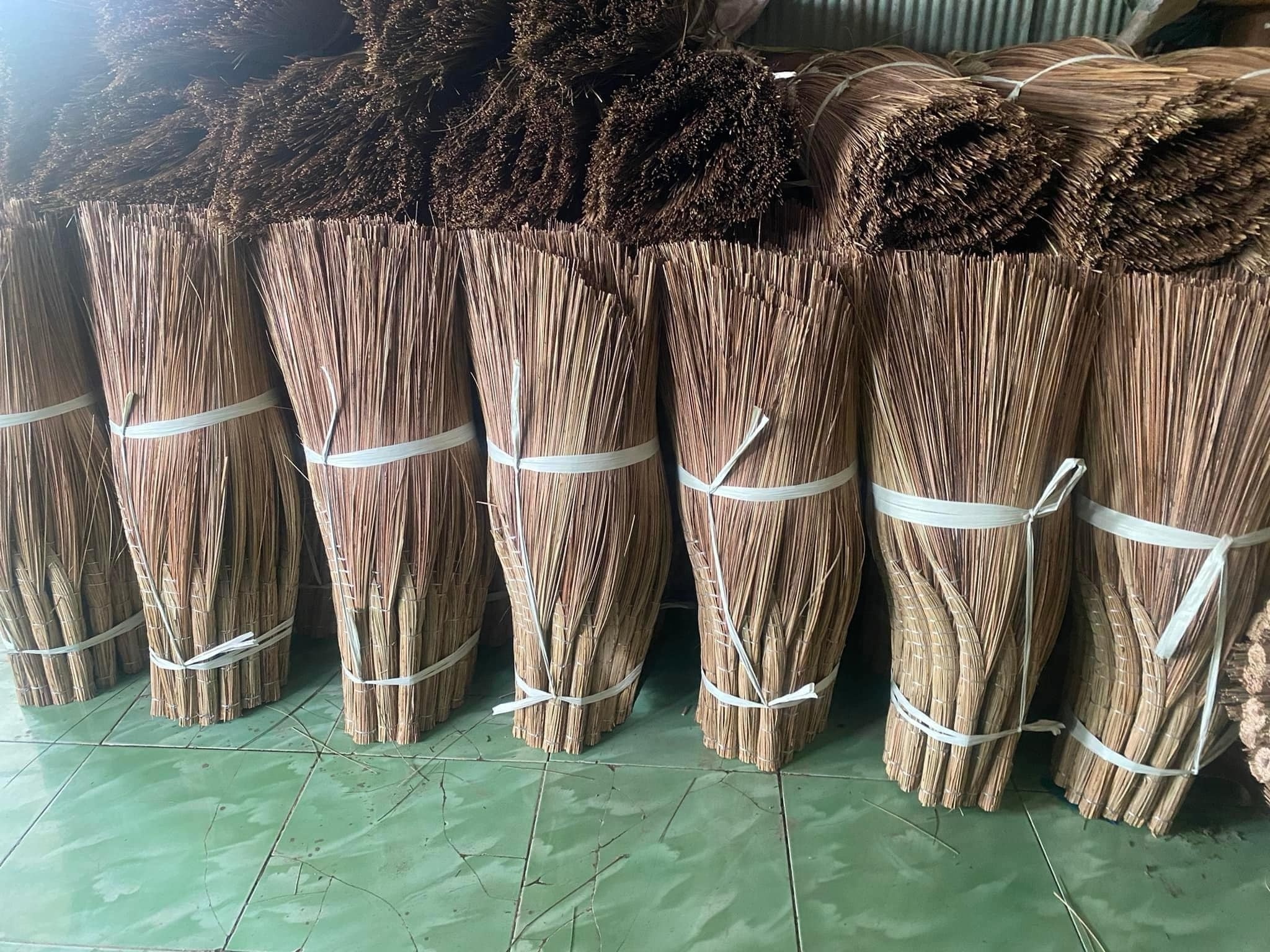 NATURAL BRASS BROOM/ COCONUT BROOM/ FEATHER BROOM - Phuc An Gia Vietnam Manufacturer ( Ms Jolie-whatsapp +84902679738)