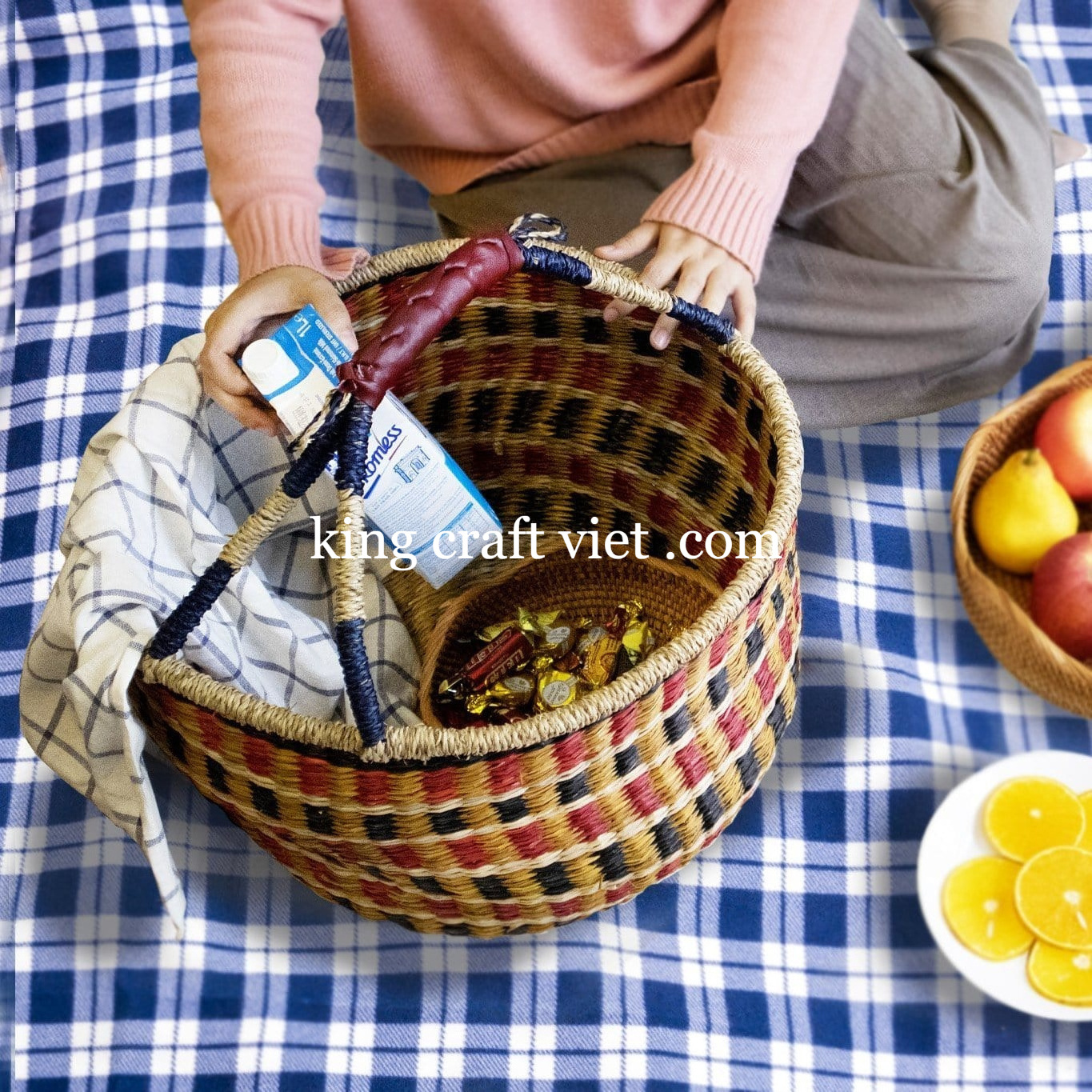 Wholesale Handwoven Navy Seagrass Bolga basket Cheap price straw picnic baskets wicker storage basket made in Vietnam