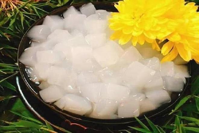 Coconut jelly is made from coconut milk, sugar and agar-agar powder to form a jelly with the right consistency