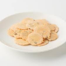 Round shrimp crackers are packaged in 500g/bag, made from natural ingredients, contain no additives, suitable for parties.