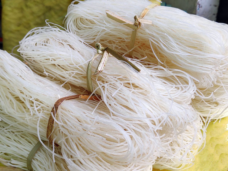 Natural fresh white rice noodles selling in bulk no fried manufacture in Vietnam