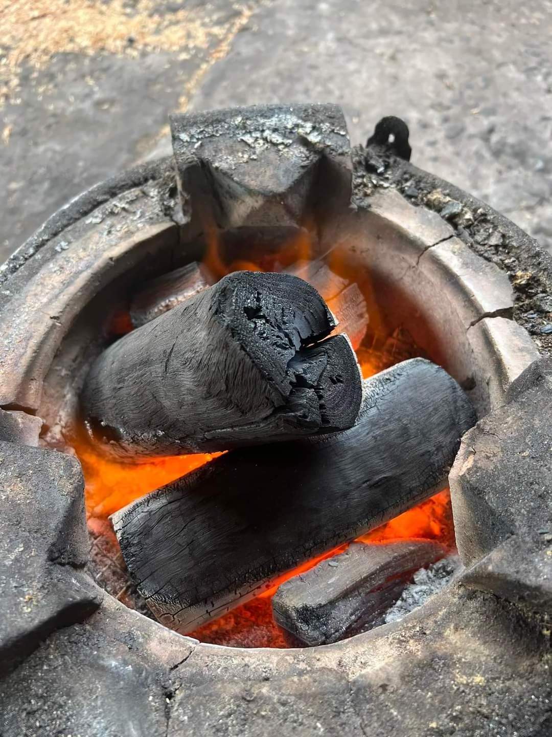 Wholesale Eucalyptus charcoal natural hardwood lump charcoal for BBQ high quality and competitive price