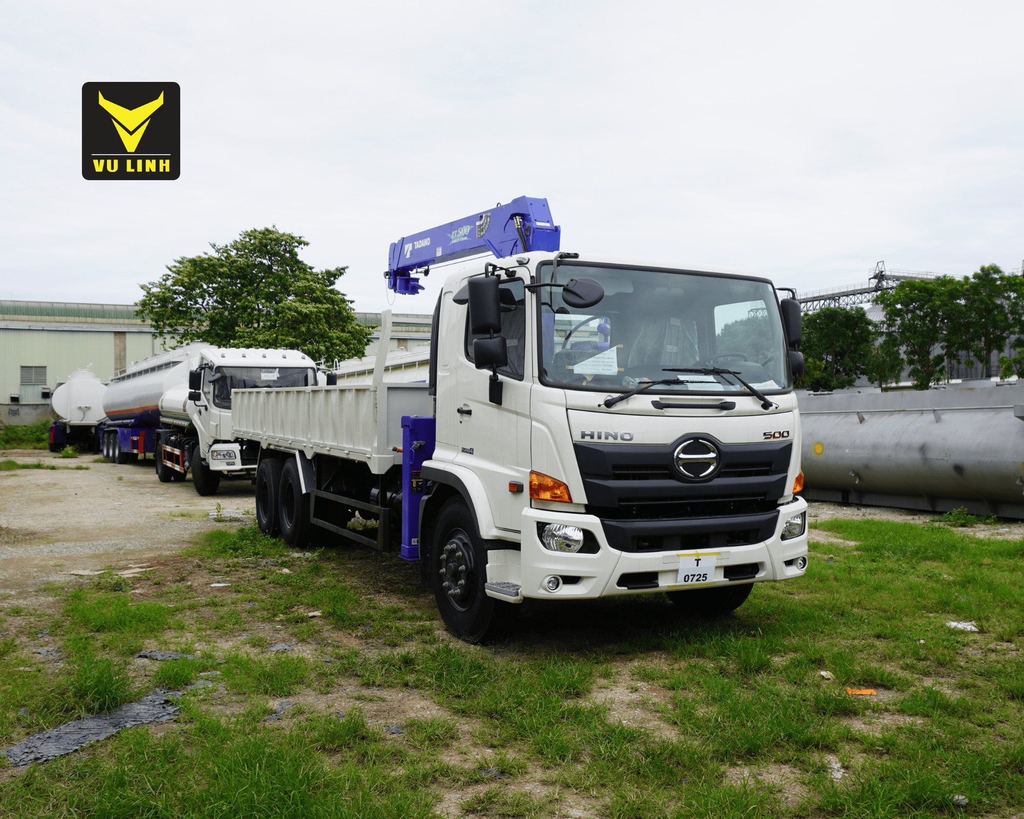 Truck mounted crane HINO FL 5 ton new 100% genuine imported by VU LINH AUTO 2023 from Vietnam for construction