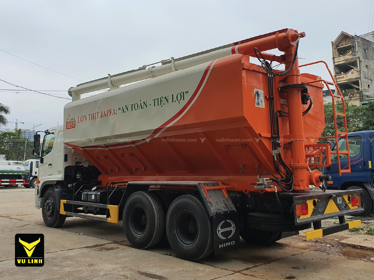 Vu Linh Auto HINO FM feed truck 22m3 Animal feed tank truck feed truck in stock HINO brand