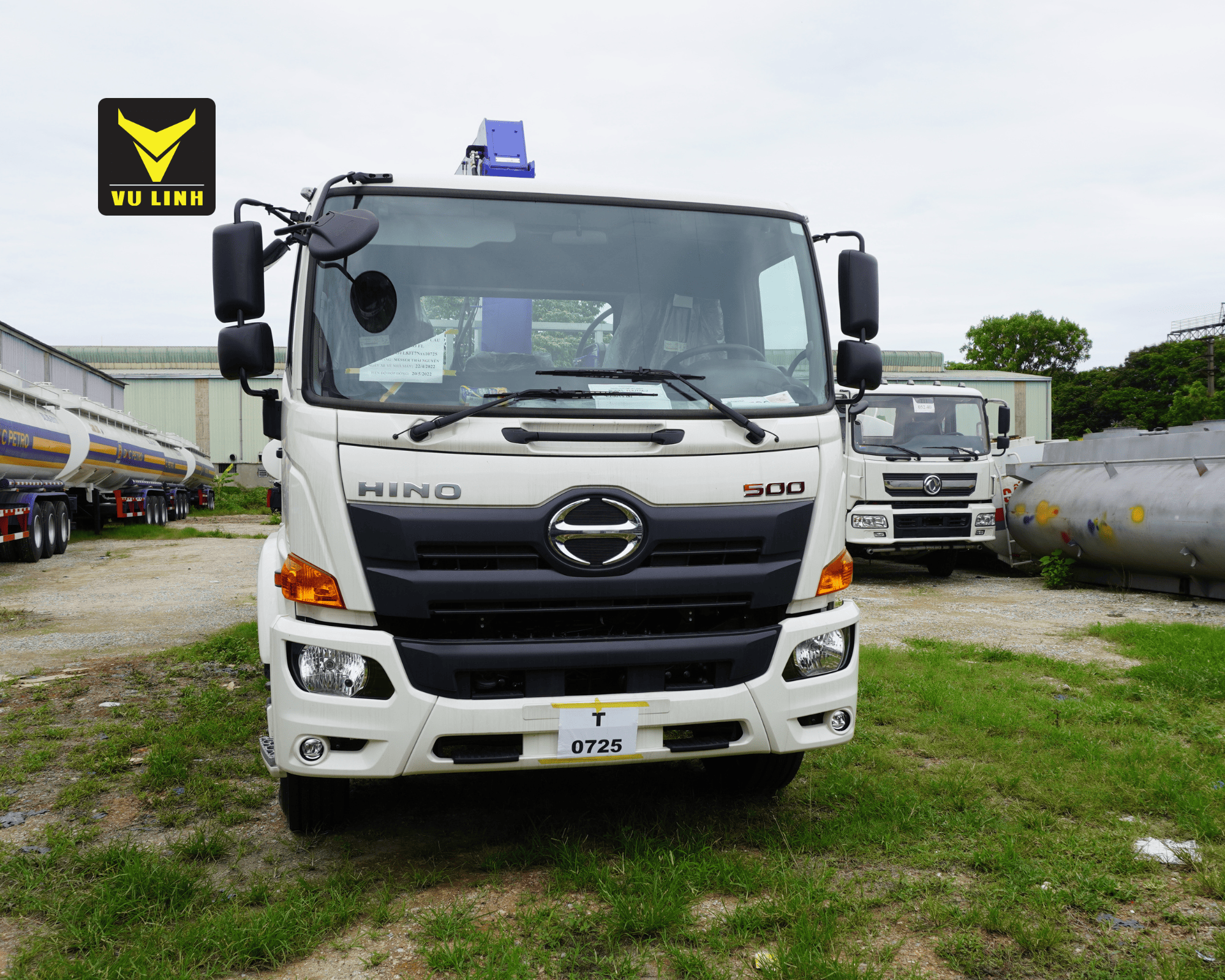 Truck mounted crane HINO FL 5 ton new 100% genuine imported by VU LINH AUTO 2023 from Vietnam for construction