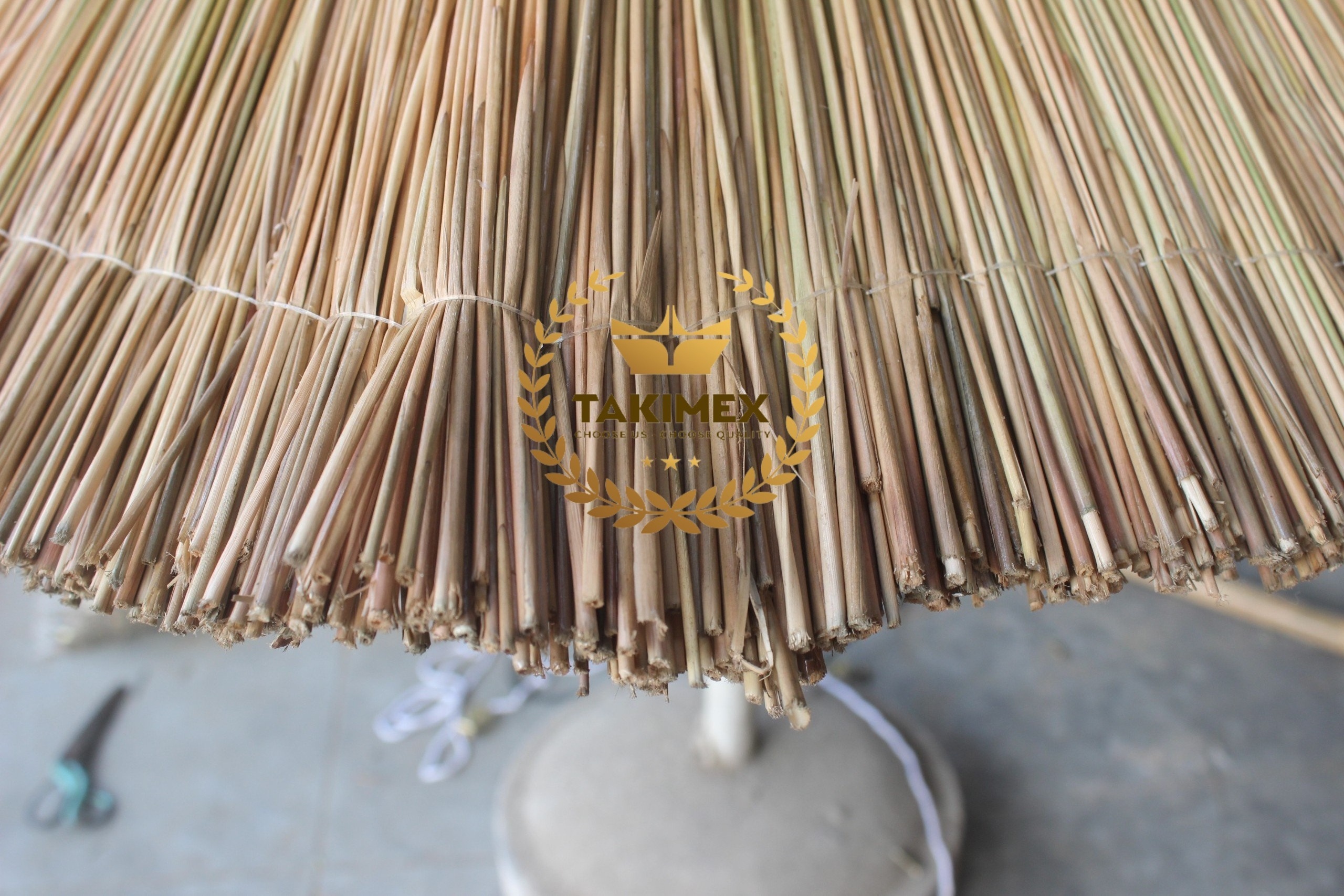 Factory direct bamboo sea grass palm raffia leaves umbrella for canopy sun shade umbrellas beach coffee table garden