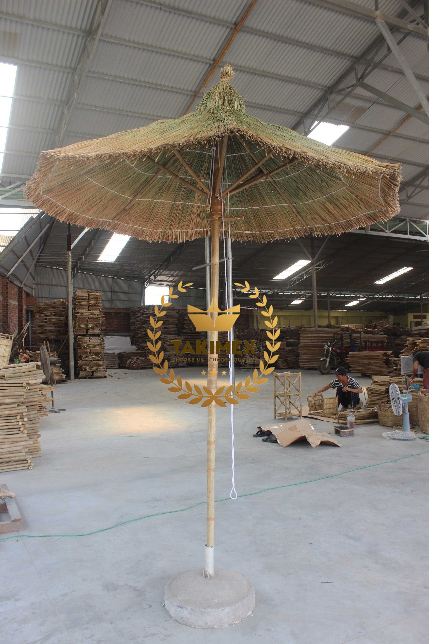 Factory direct bamboo sea grass palm raffia leaves umbrella for canopy sun shade umbrellas beach coffee table garden