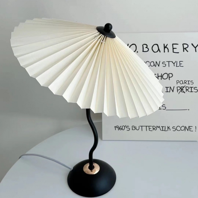 Wholesale Japanese style ins retro pleated table lamp nordic bedside led umbrella reading lamp desk lamp