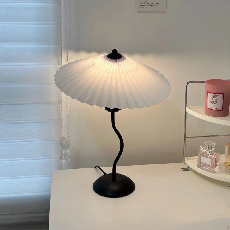 Wholesale Japanese style ins retro pleated table lamp nordic bedside led umbrella reading lamp desk lamp