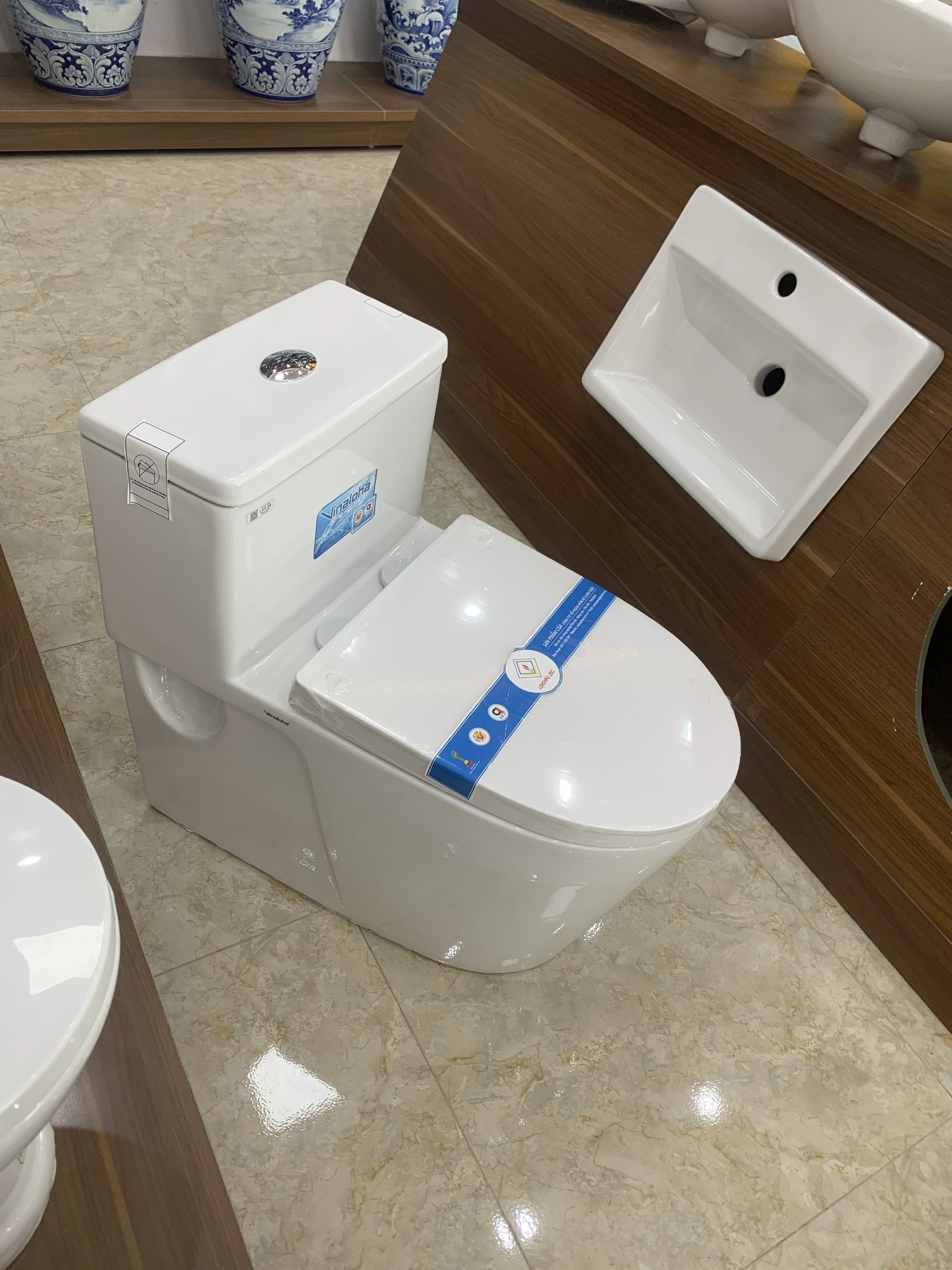 Whosale In Bulk Toilet & Accessories - One piece toilet (Hight quality Seat cover) 700*380*710 mm export from Vietnam