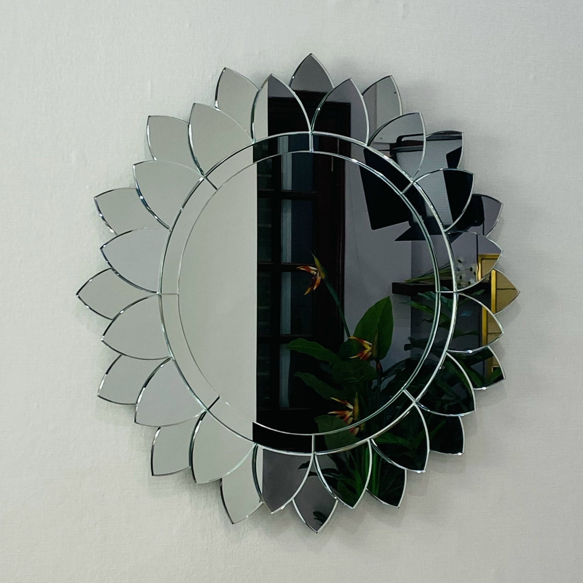 Factory Direct Wholesale Customized Good Quality Sunflower Shape Glass Wall Hanging Mirrors 80*80cm With Best Price