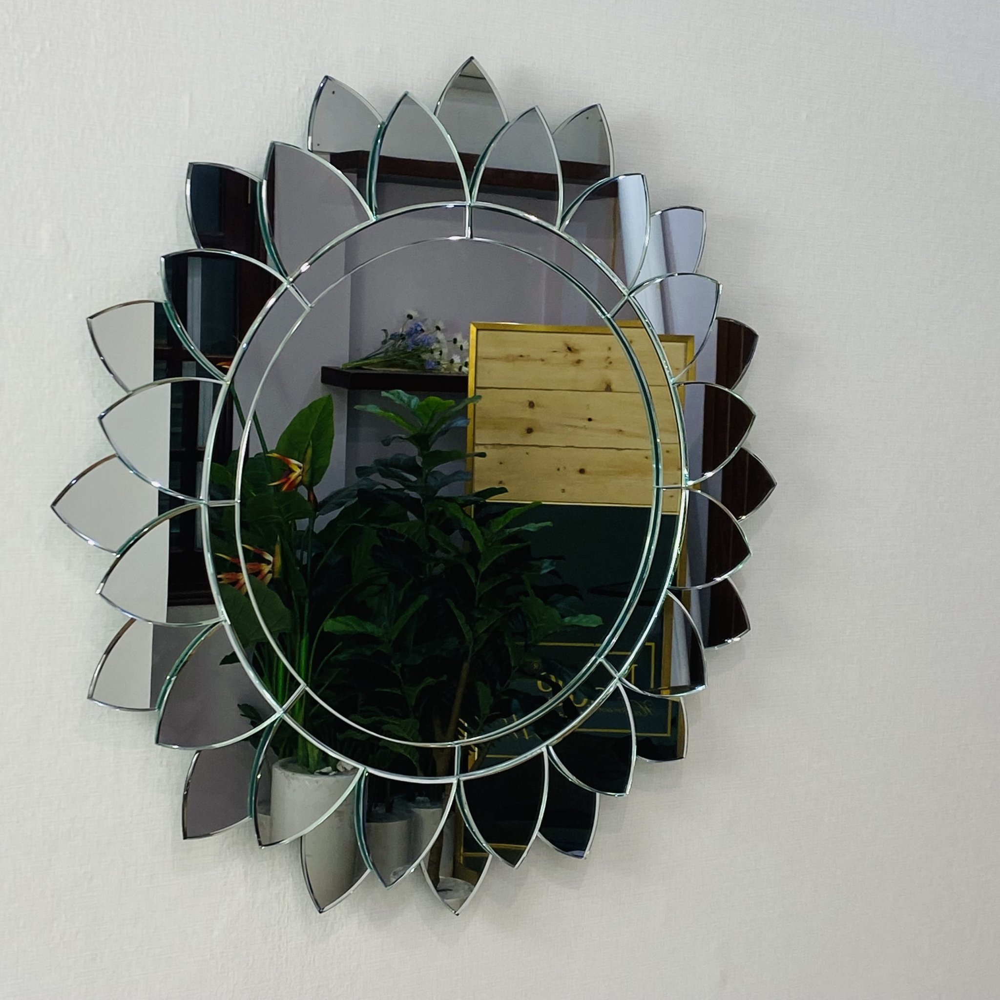 Factory Direct Wholesale Customized Good Quality Sunflower Shape Glass Wall Hanging Mirrors 80*80cm With Best Price